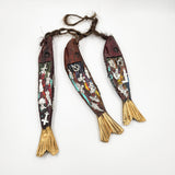 Ristra de peces con milagritos tallados en madera