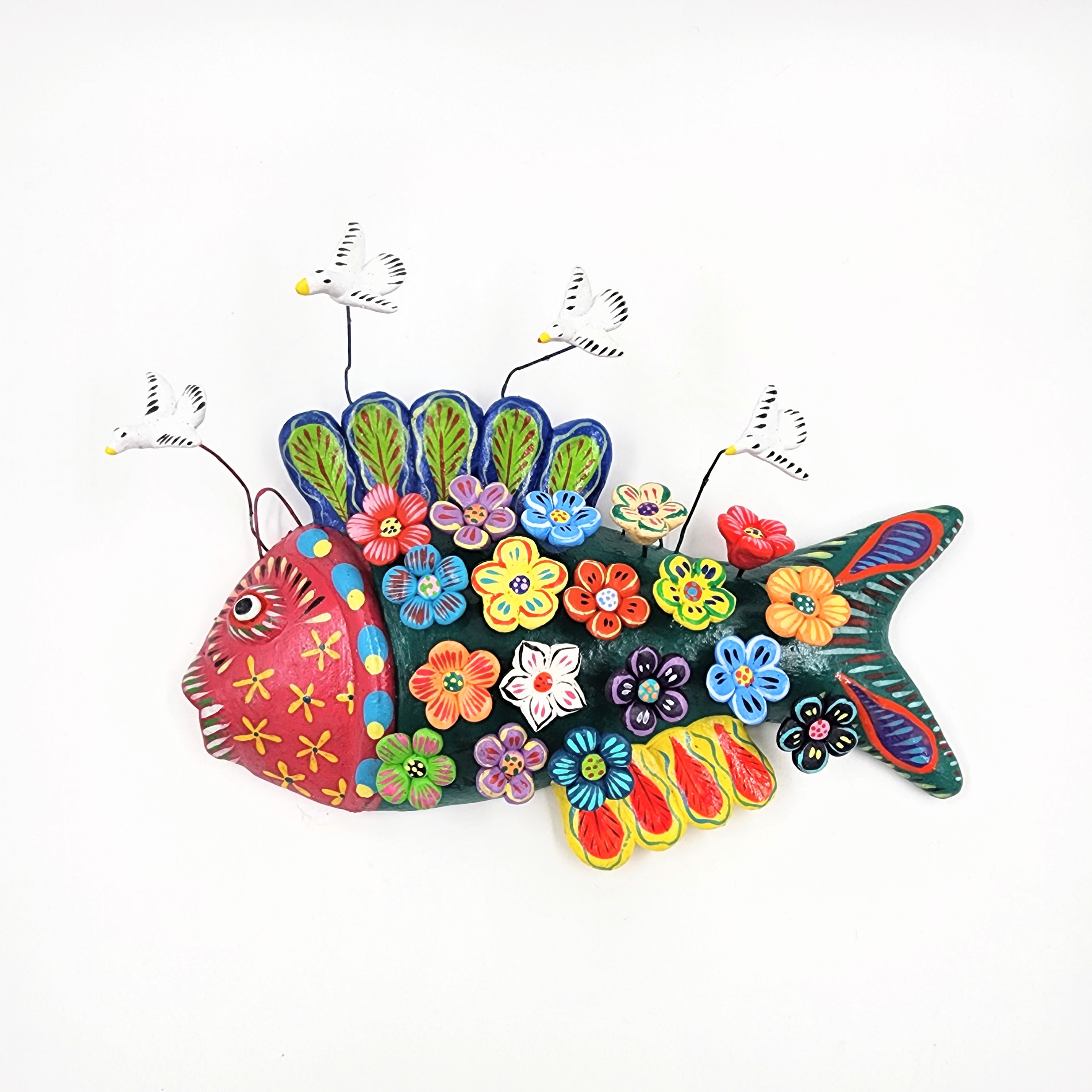 Pez con flores de Barro Betus artesanal