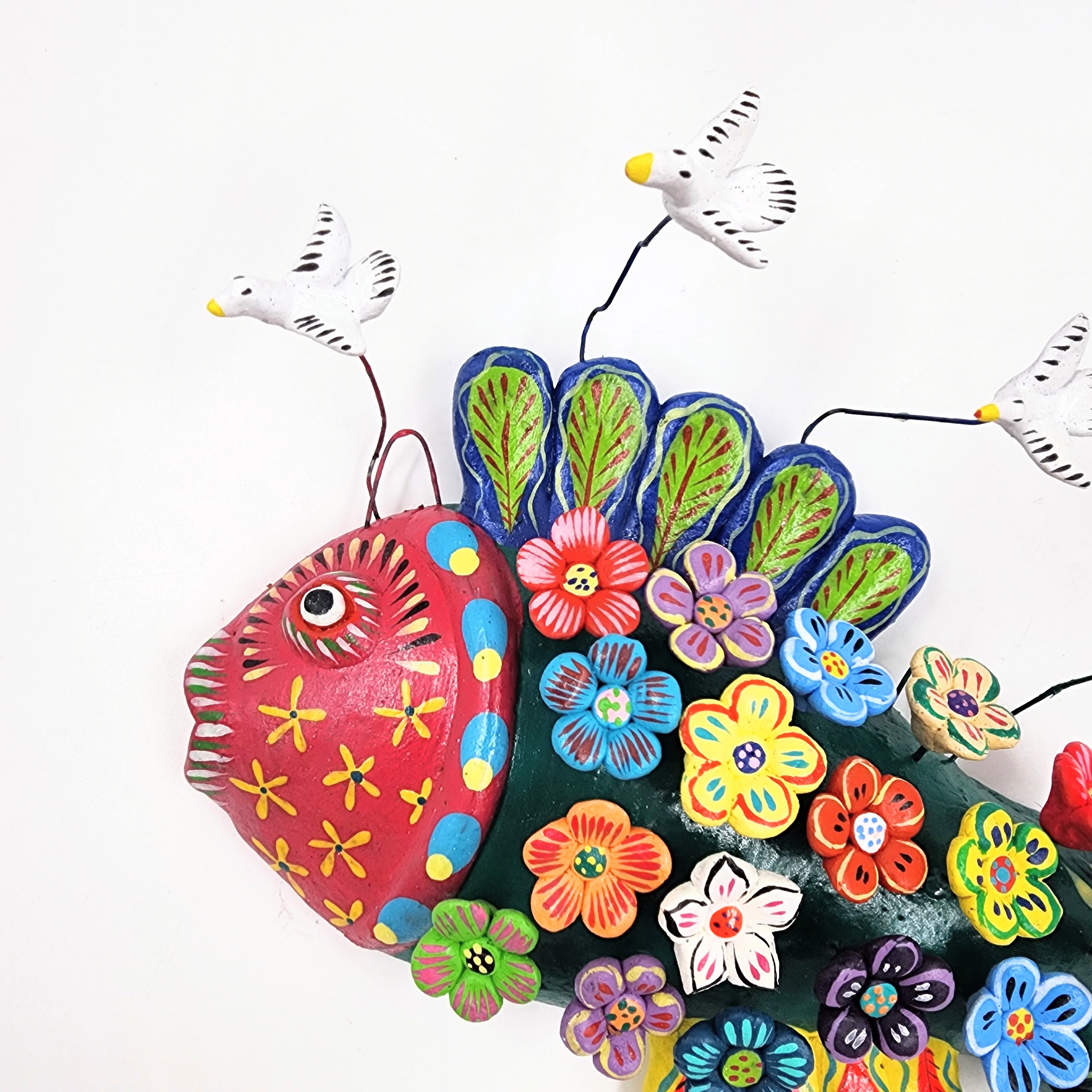 Pez con flores de Barro Betus artesanal