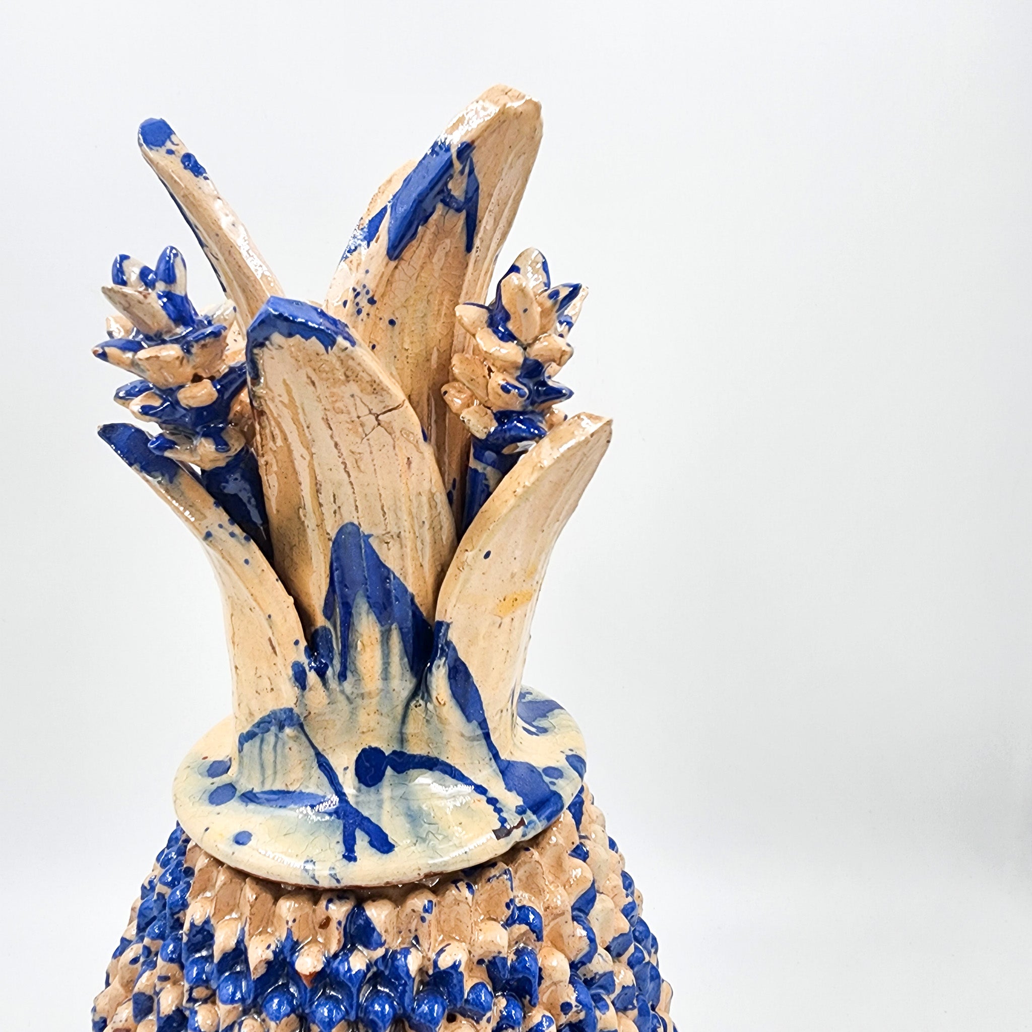 Piña de barro vidriado - azul con beige