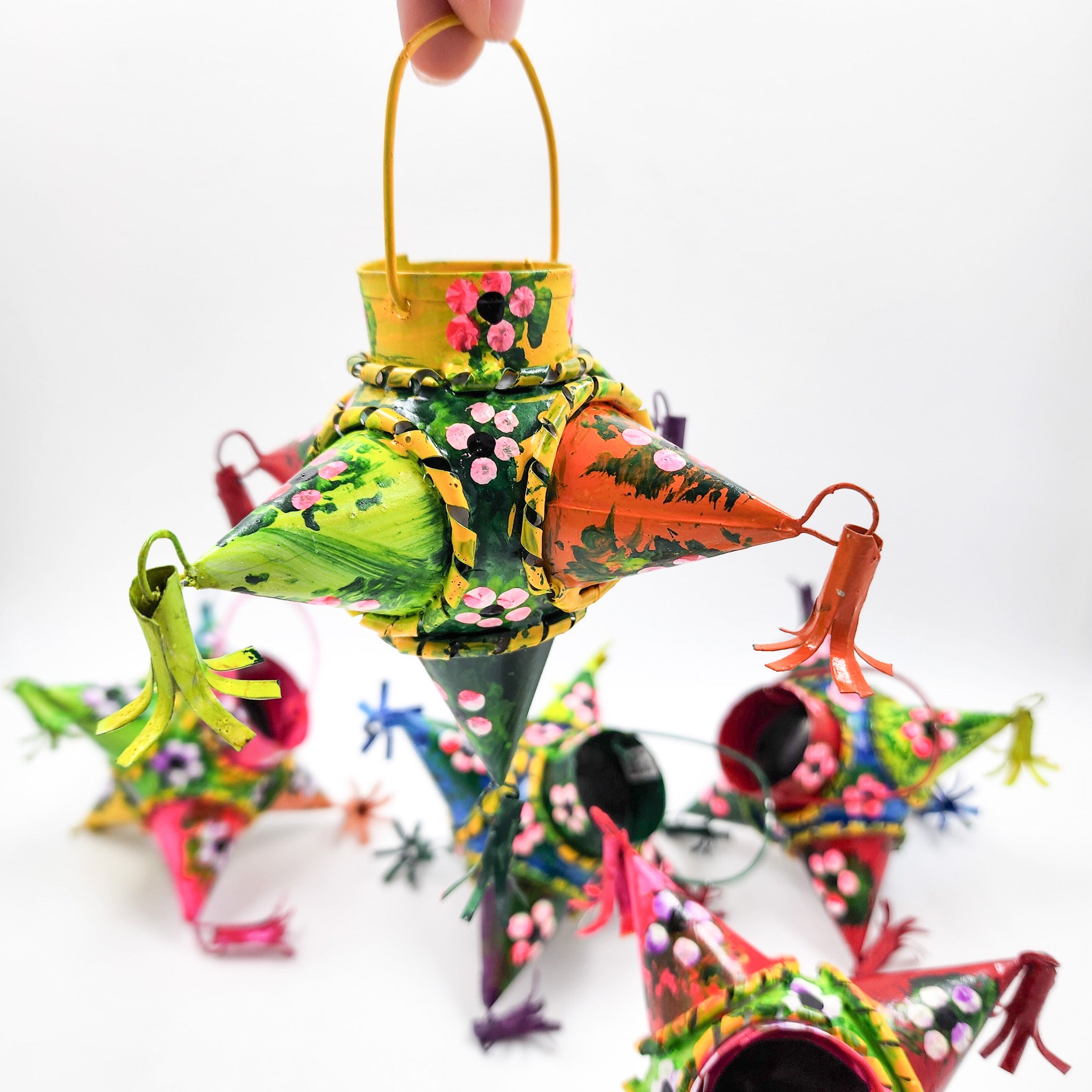 Piñata de hojalata decorada