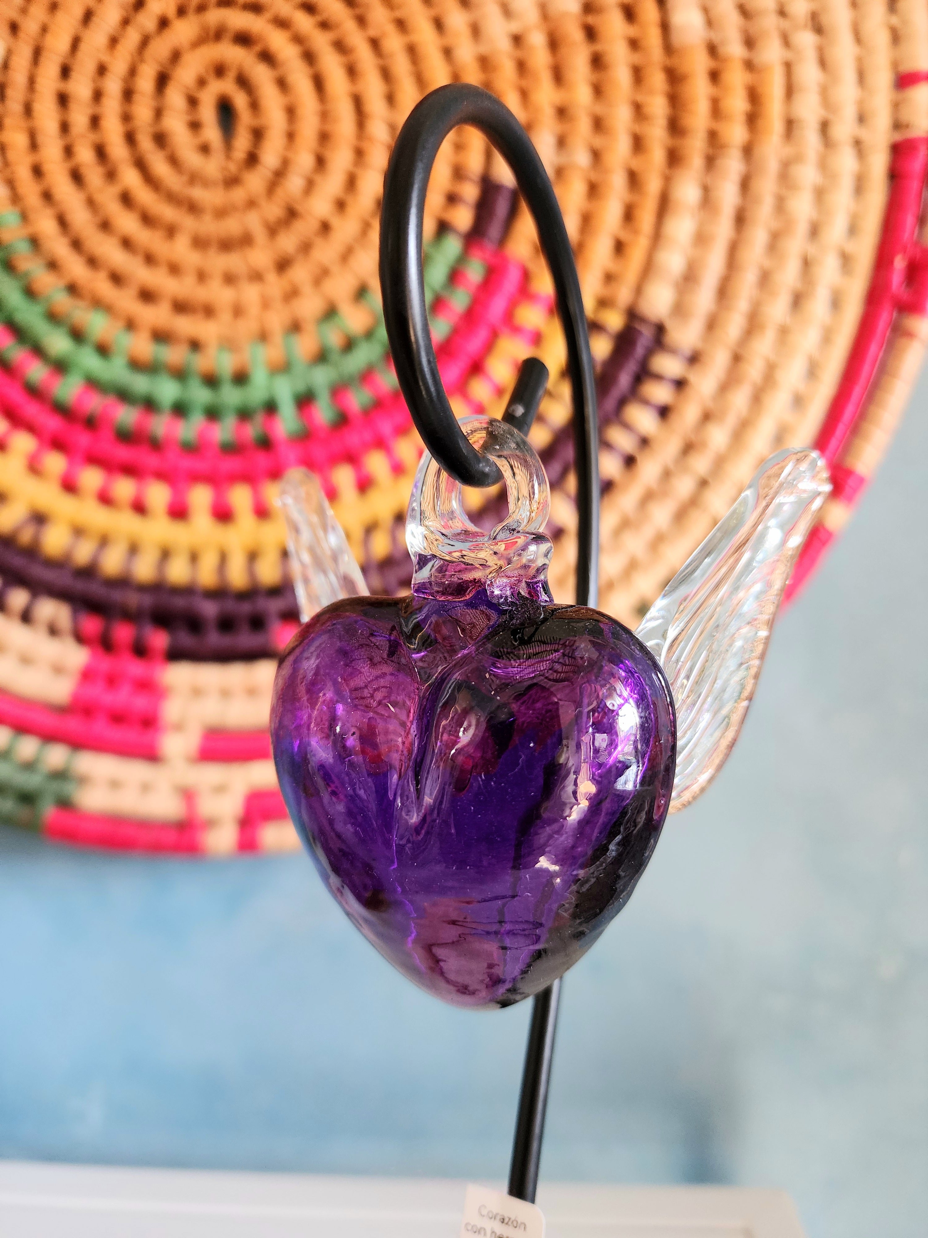 Corazones de vidrio soplado con alas