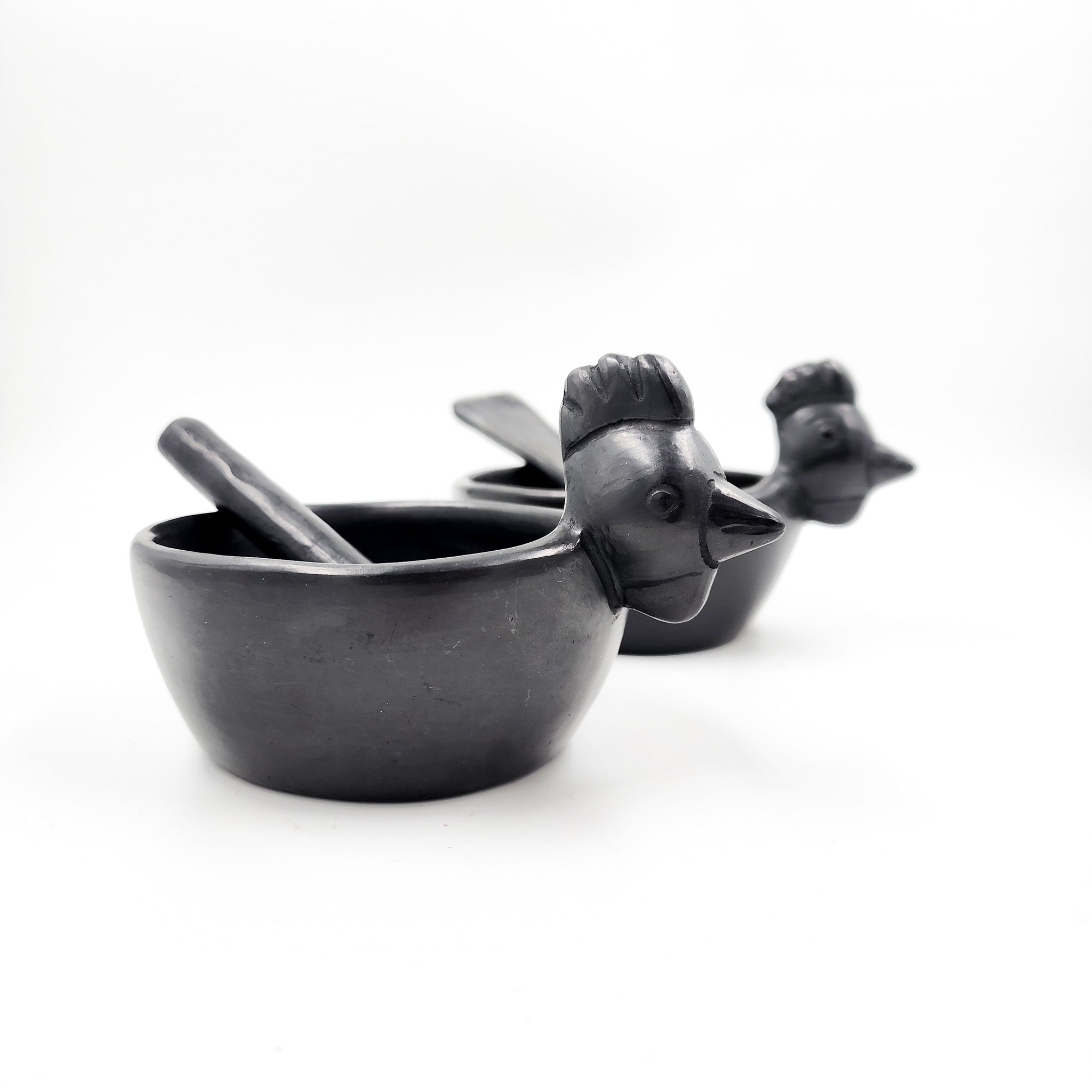 Salsera gallina de barro negro con cuchara