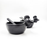 Salsera gallina de barro negro con cuchara