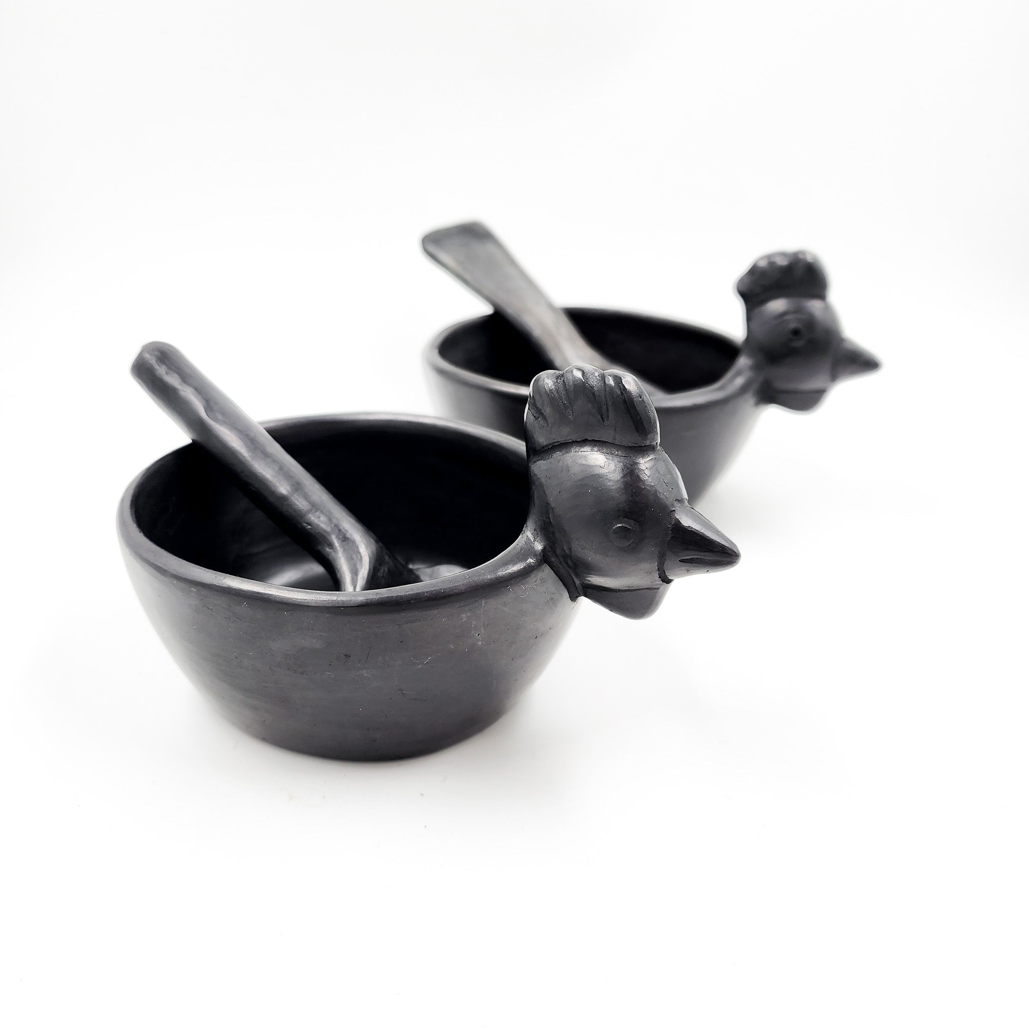 Salsera gallina de barro negro con cuchara