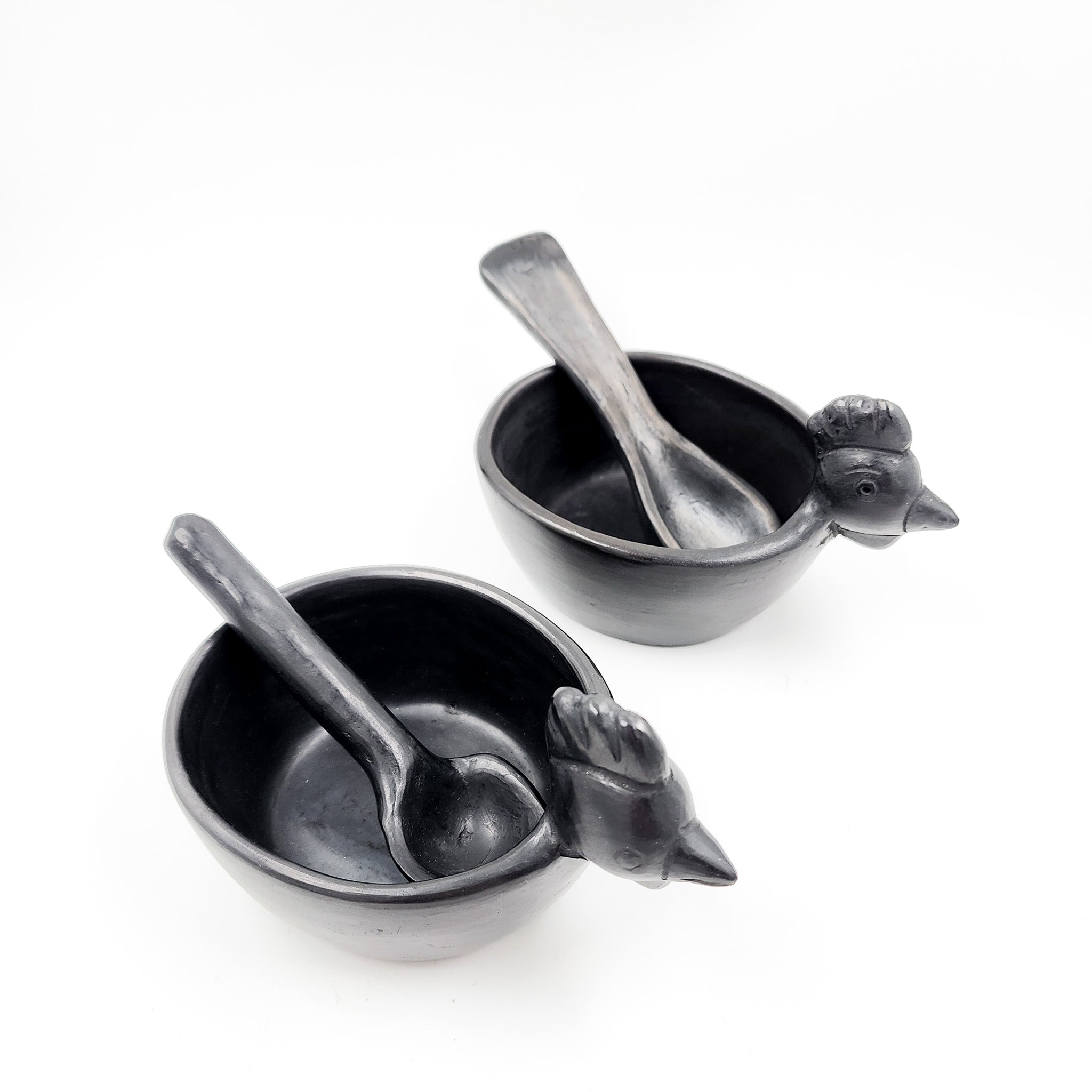 Salsera gallina de barro negro con cuchara