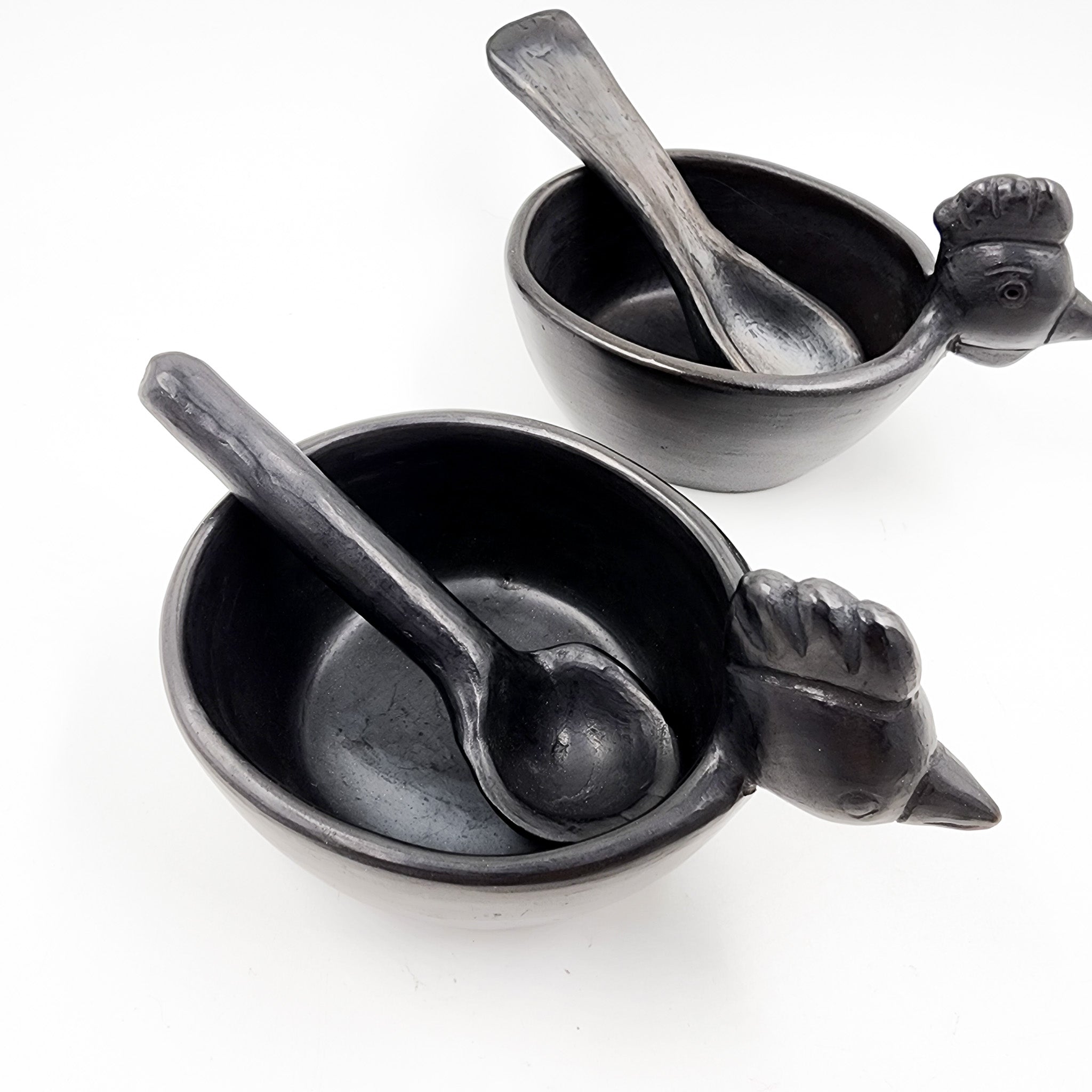Salsera gallina de barro negro con cuchara