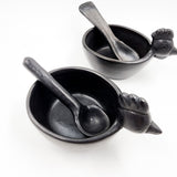 Salsera gallina de barro negro con cuchara