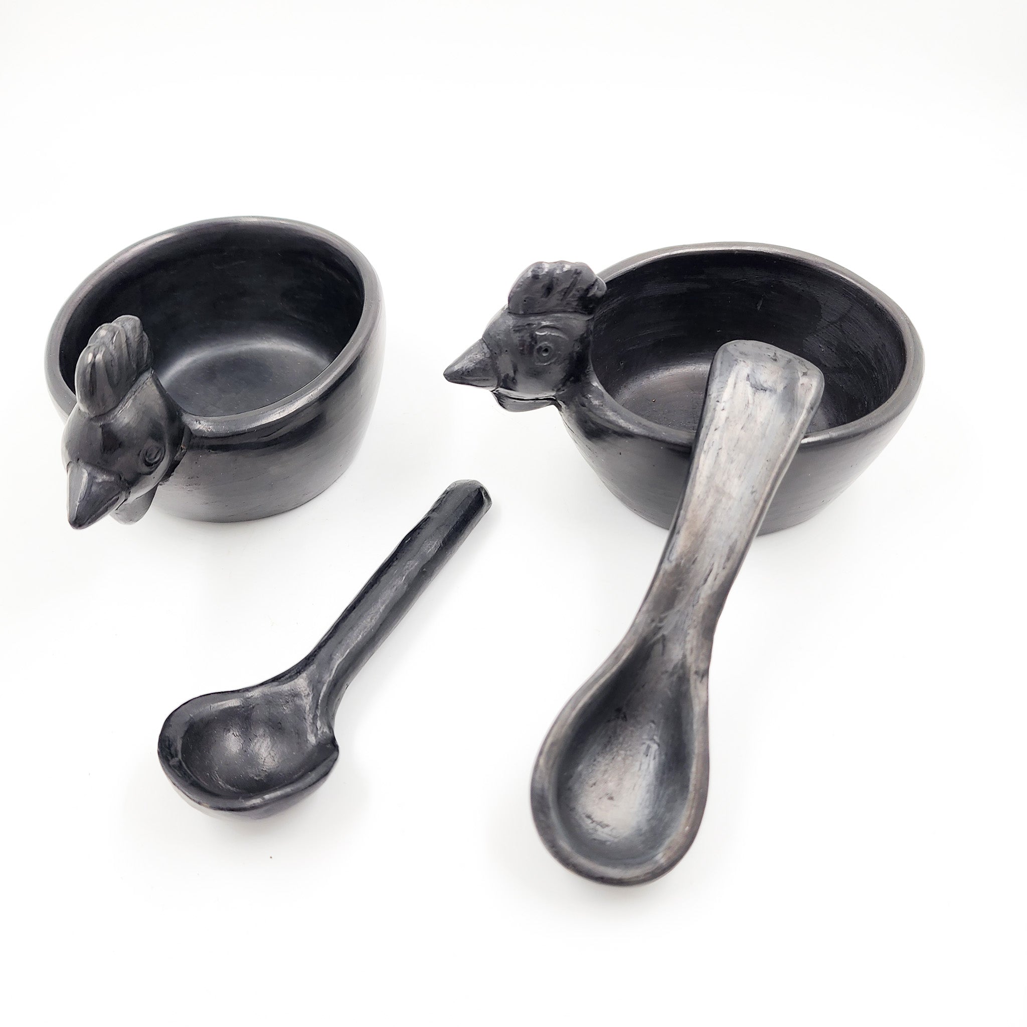 Salsera gallina de barro negro con cuchara