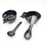 Salsera gallina de barro negro con cuchara