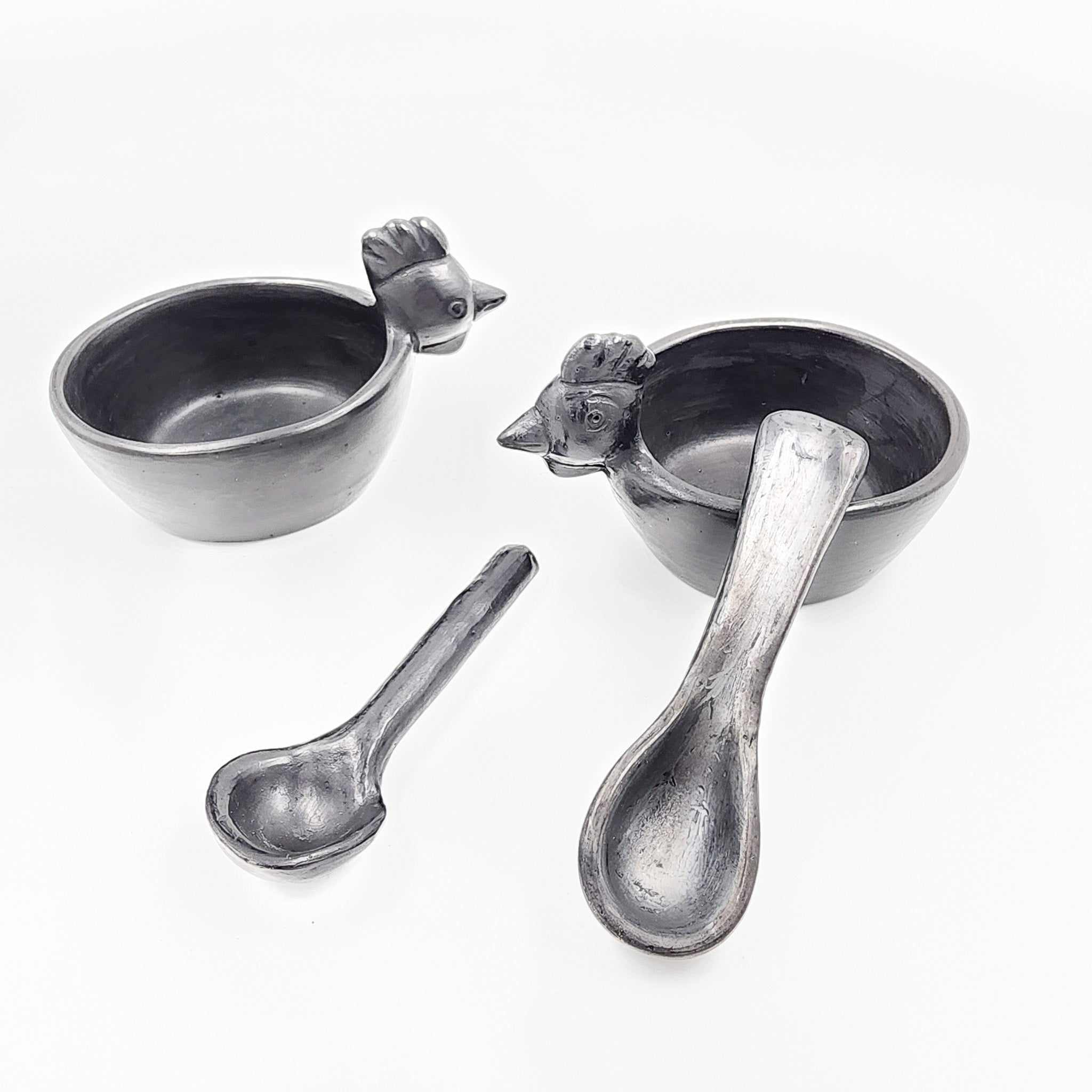 Salsera gallina de barro negro con cuchara