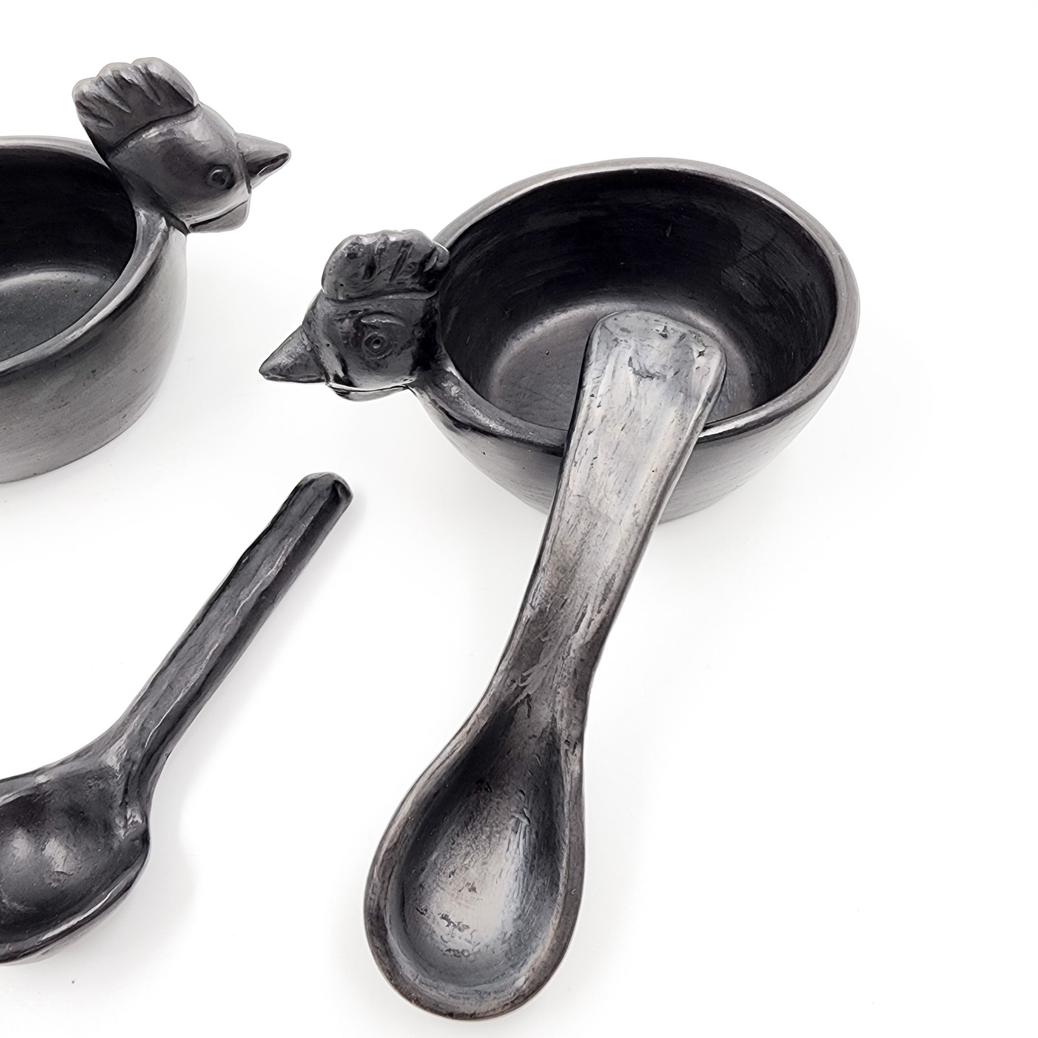 Salsera gallina de barro negro con cuchara