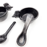 Salsera gallina de barro negro con cuchara