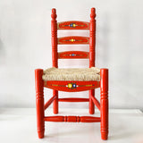 Silla artesanal naranja de madera y palma