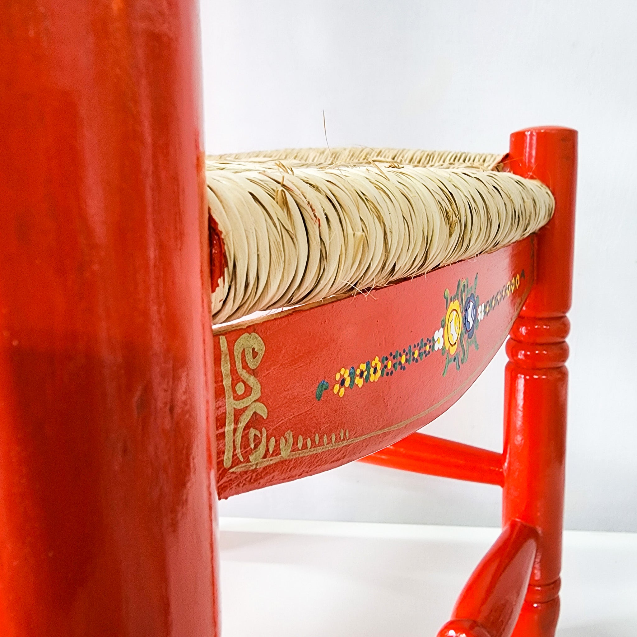 Silla artesanal naranja de madera y palma