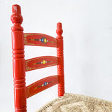 Silla artesanal naranja de madera y palma