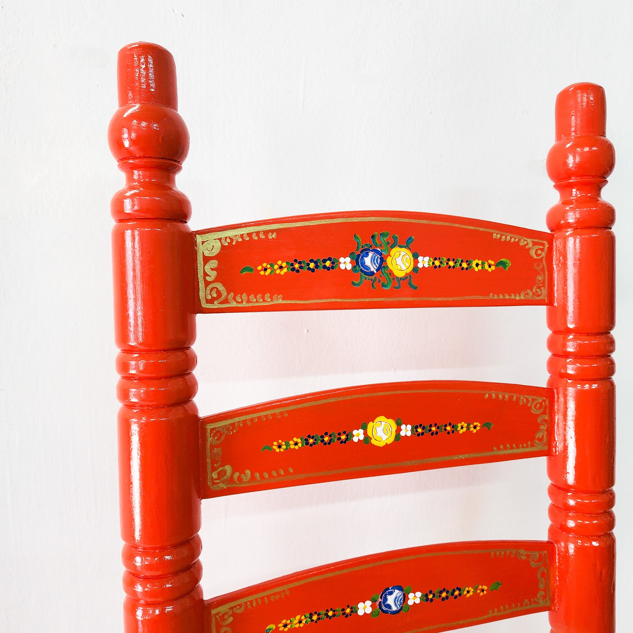 Silla artesanal naranja de madera y palma