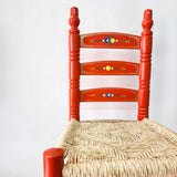 Silla artesanal naranja de madera y palma