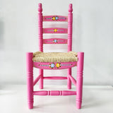 Silla artesanal rosa de madera y palma