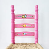 Silla artesanal rosa de madera y palma