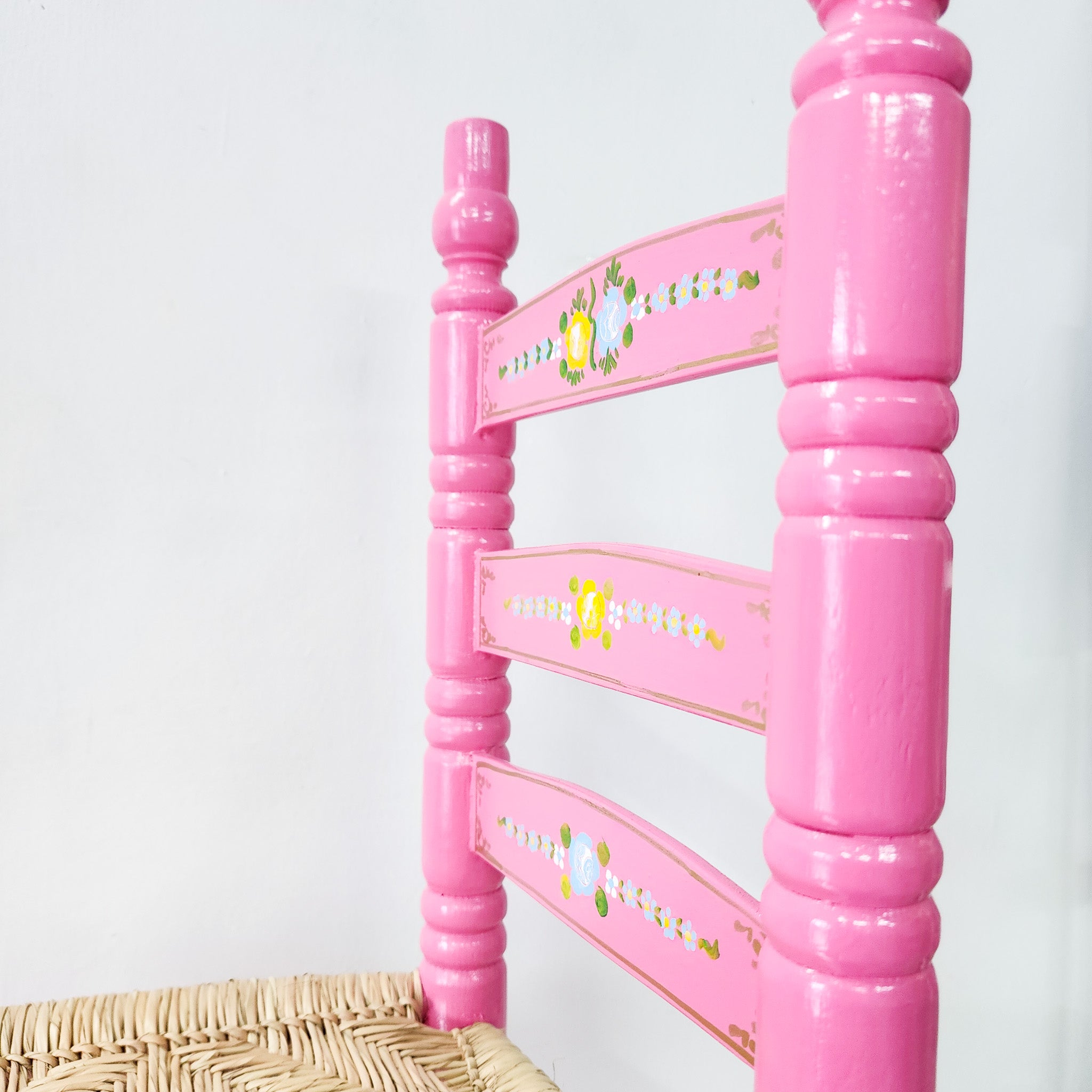 Silla artesanal rosa de madera y palma