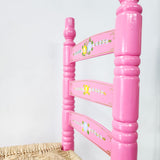Silla artesanal rosa de madera y palma