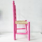 Silla artesanal rosa de madera y palma