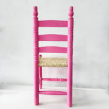 Silla artesanal rosa de madera y palma