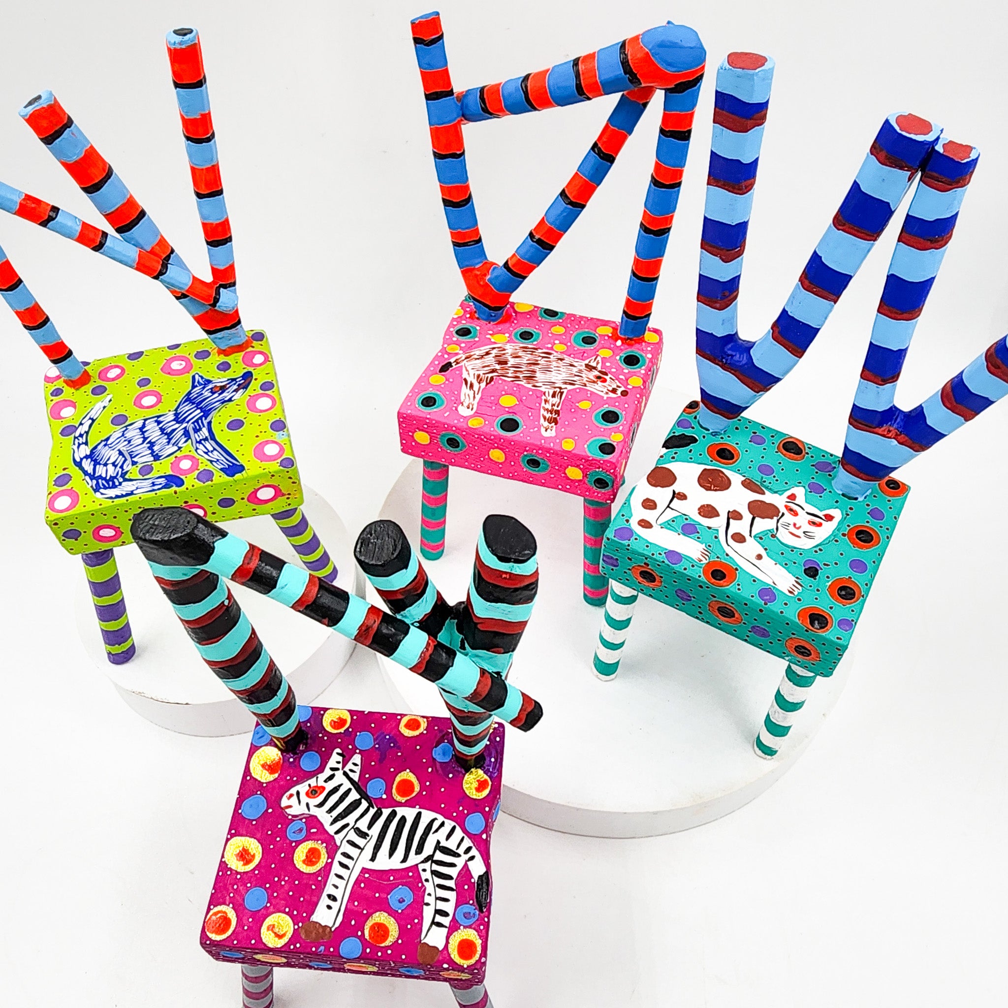 Sillita animales fantásticos talla de madera