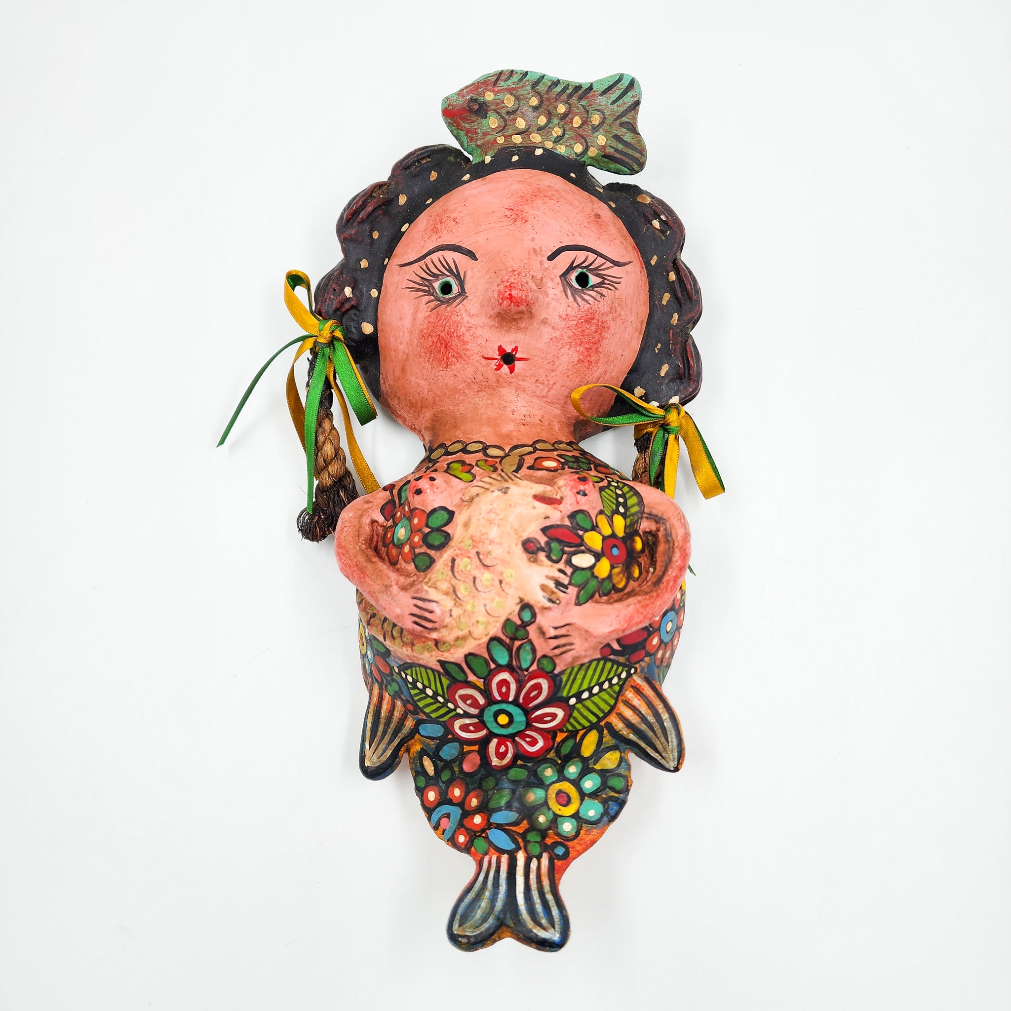 Sirena artesanal hecha de coco con pez