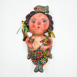 Sirena artesanal hecha de coco con pez
