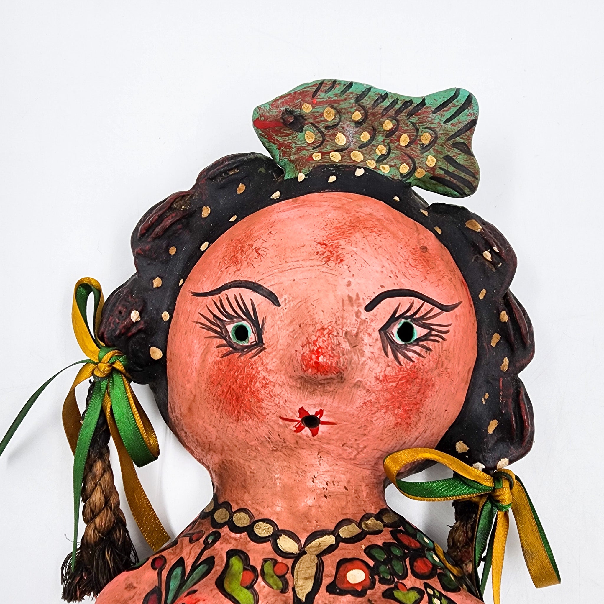 Sirena artesanal hecha de coco con pez