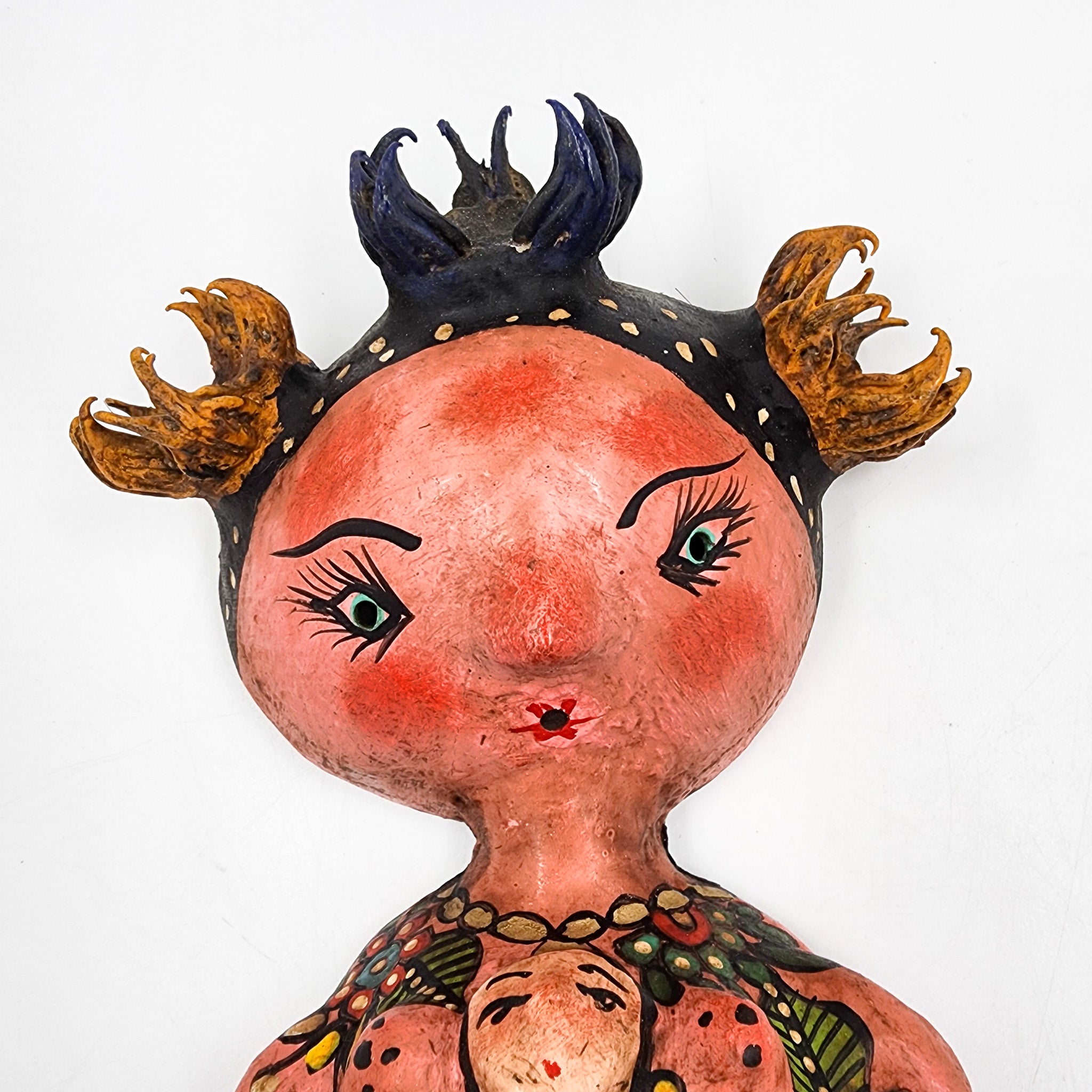 Sirena artesanal hecha de coco con muñeca