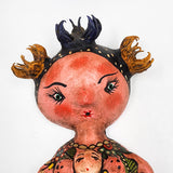 Sirena artesanal hecha de coco con muñeca