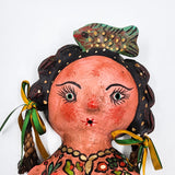 Sirena artesanal hecha de coco con pez