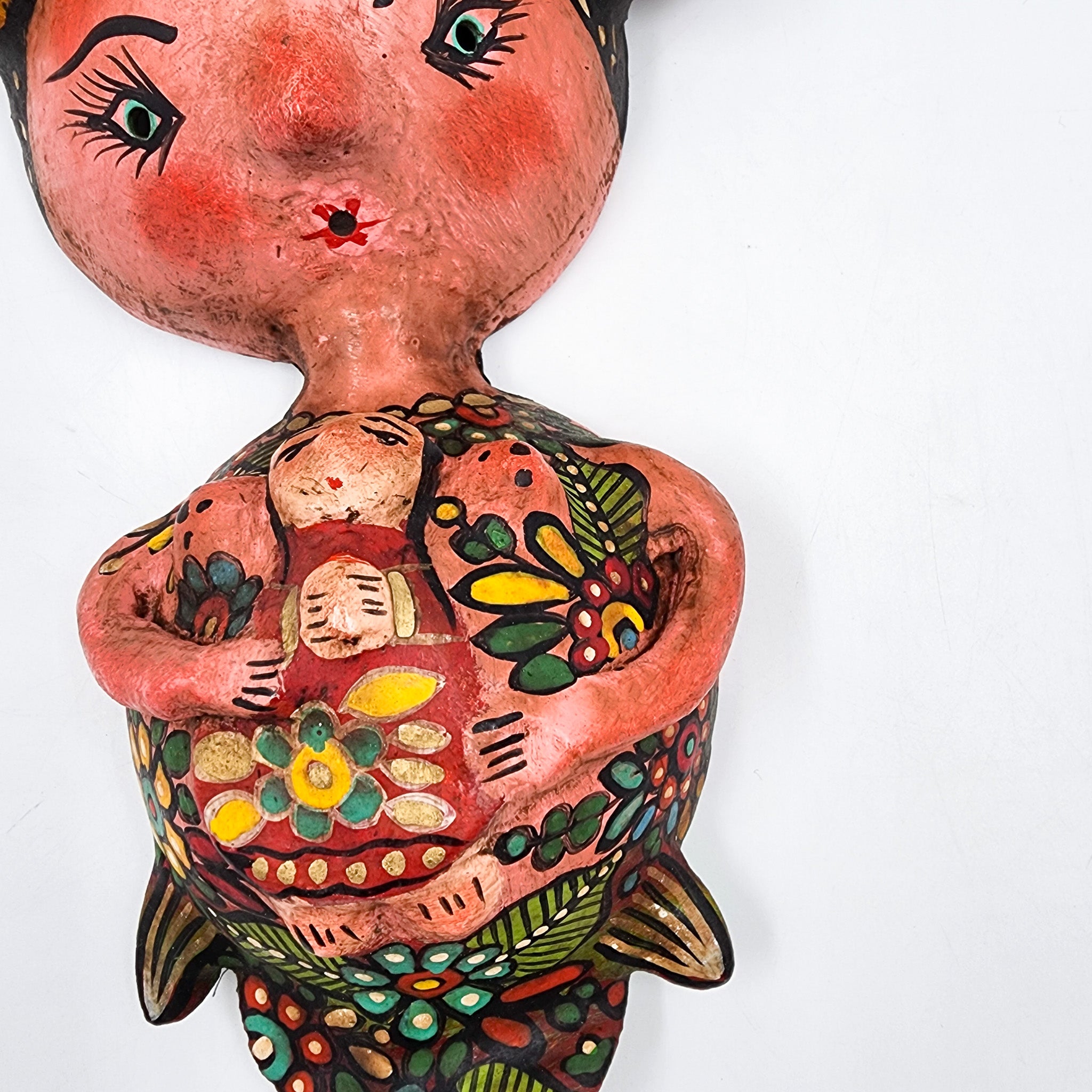 Sirena artesanal hecha de coco con muñeca
