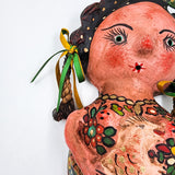 Sirena artesanal hecha de coco con pez