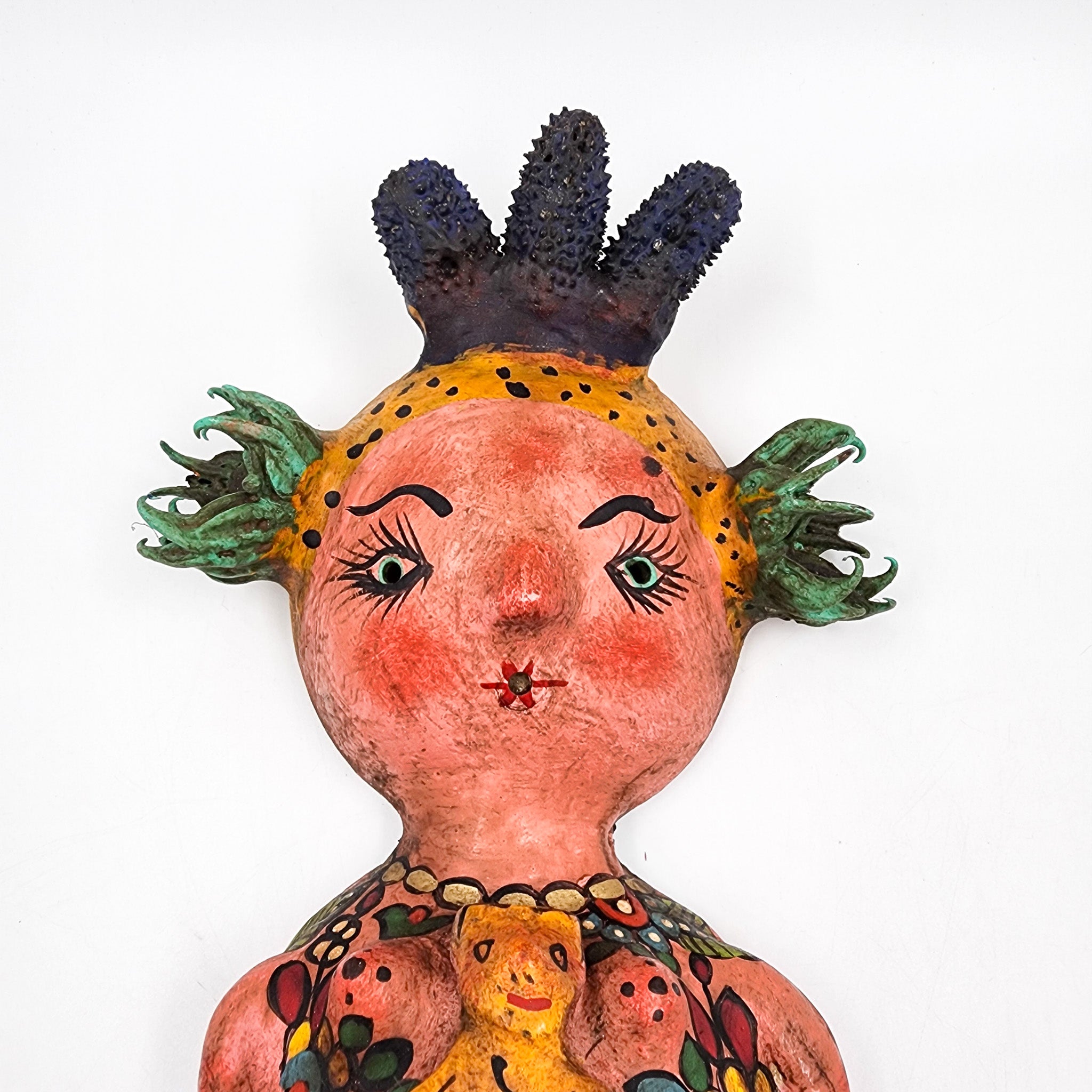 Sirena artesanal hecha de coco con muñeco