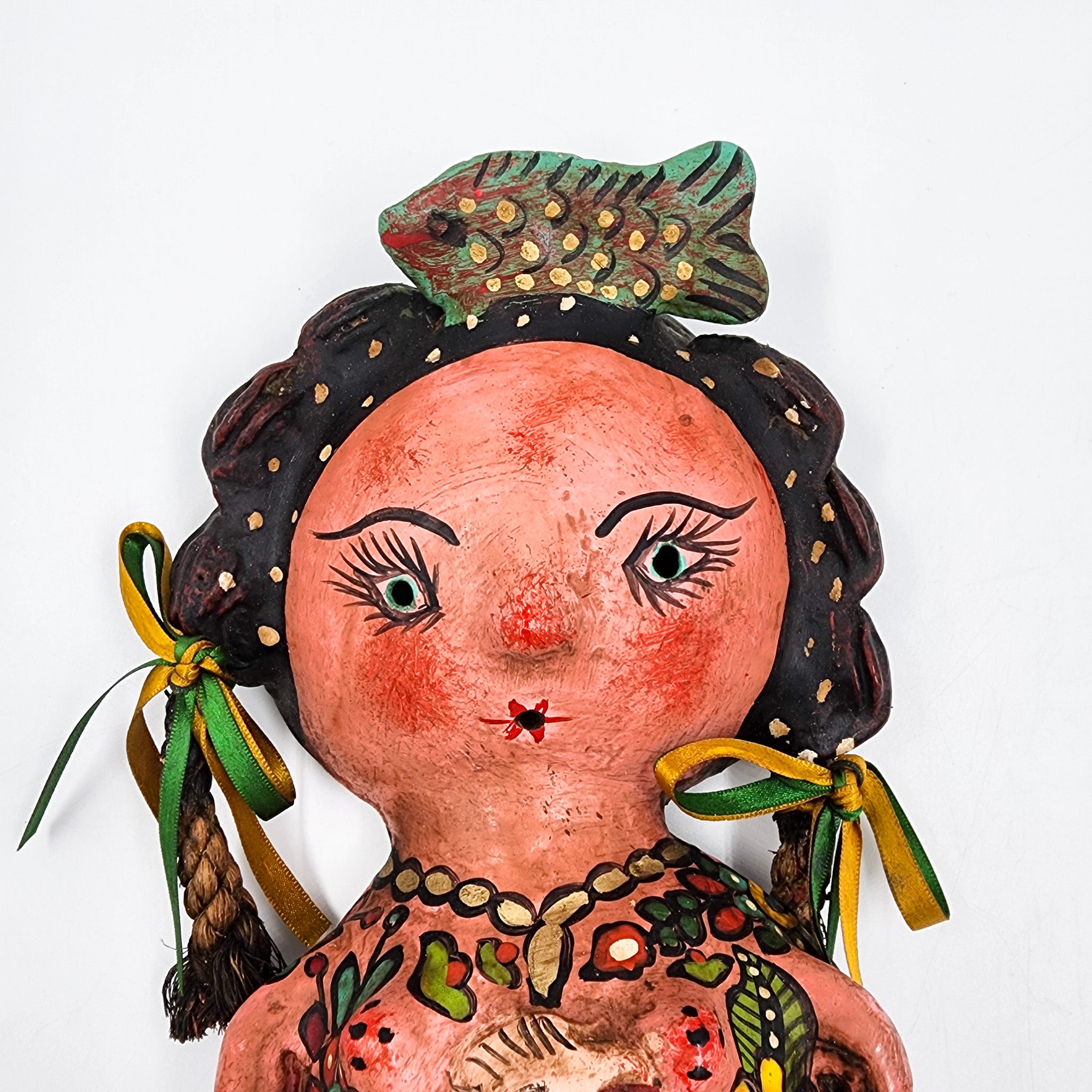 Sirena artesanal hecha de coco con pez