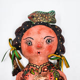 Sirena artesanal hecha de coco con pez