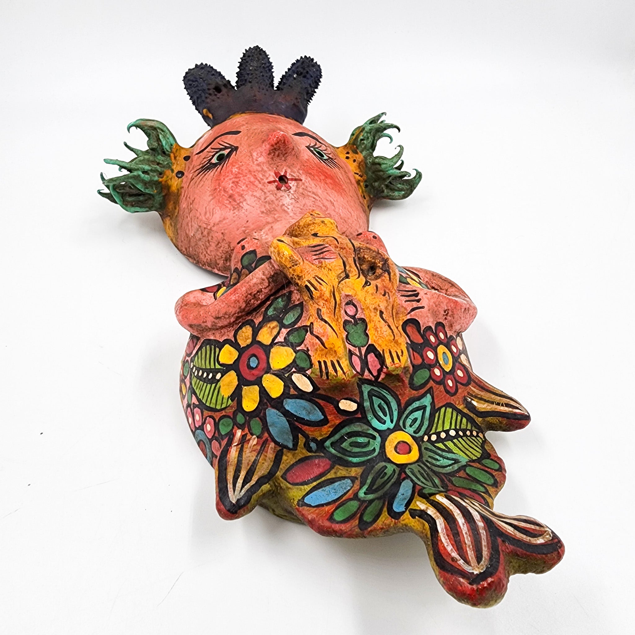 Sirena artesanal hecha de coco con muñeco