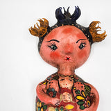 Sirena artesanal hecha de coco con muñeca