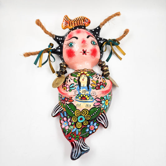 Sirena artesanal hecha de coco