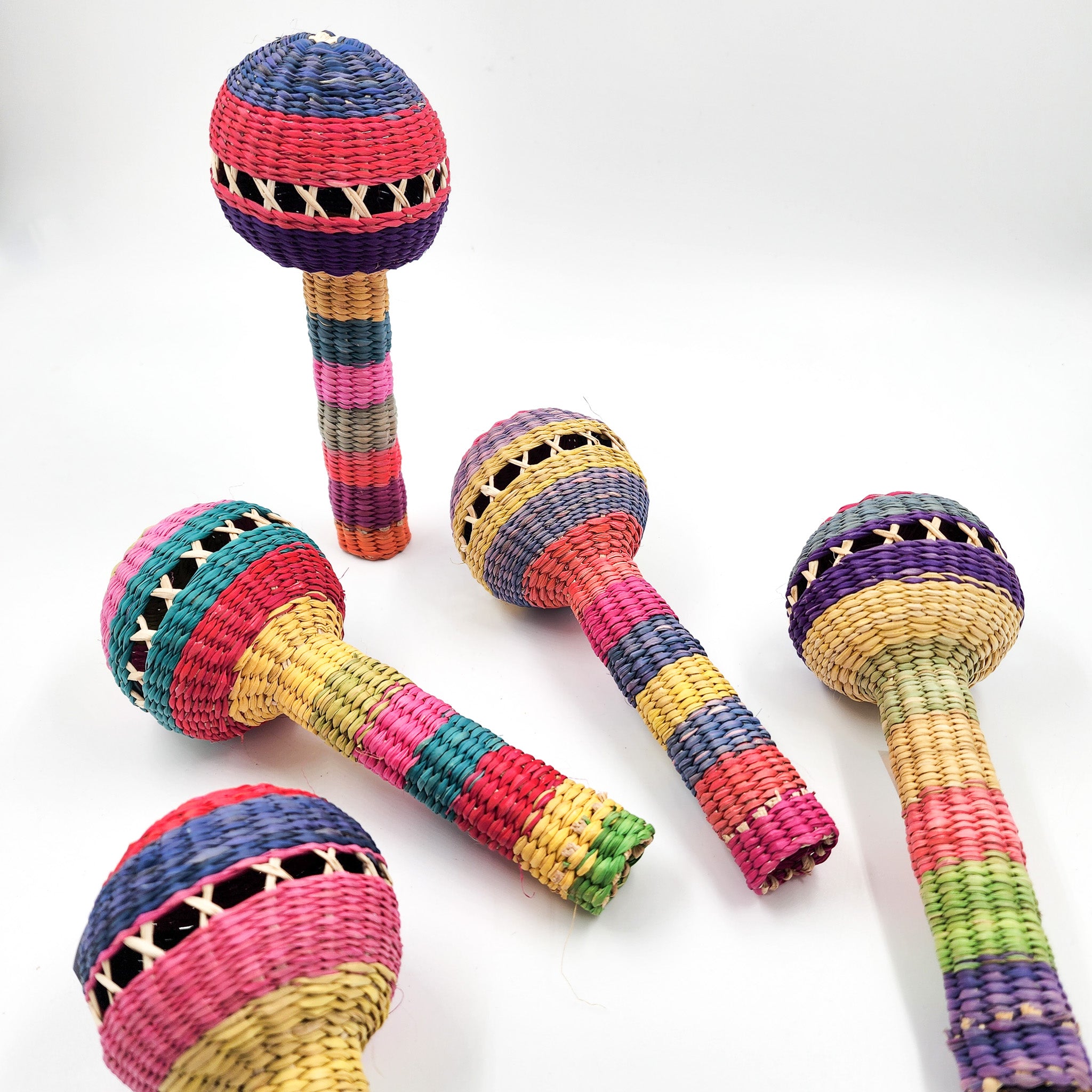 Sonaja artesanal de jipijapa de colores