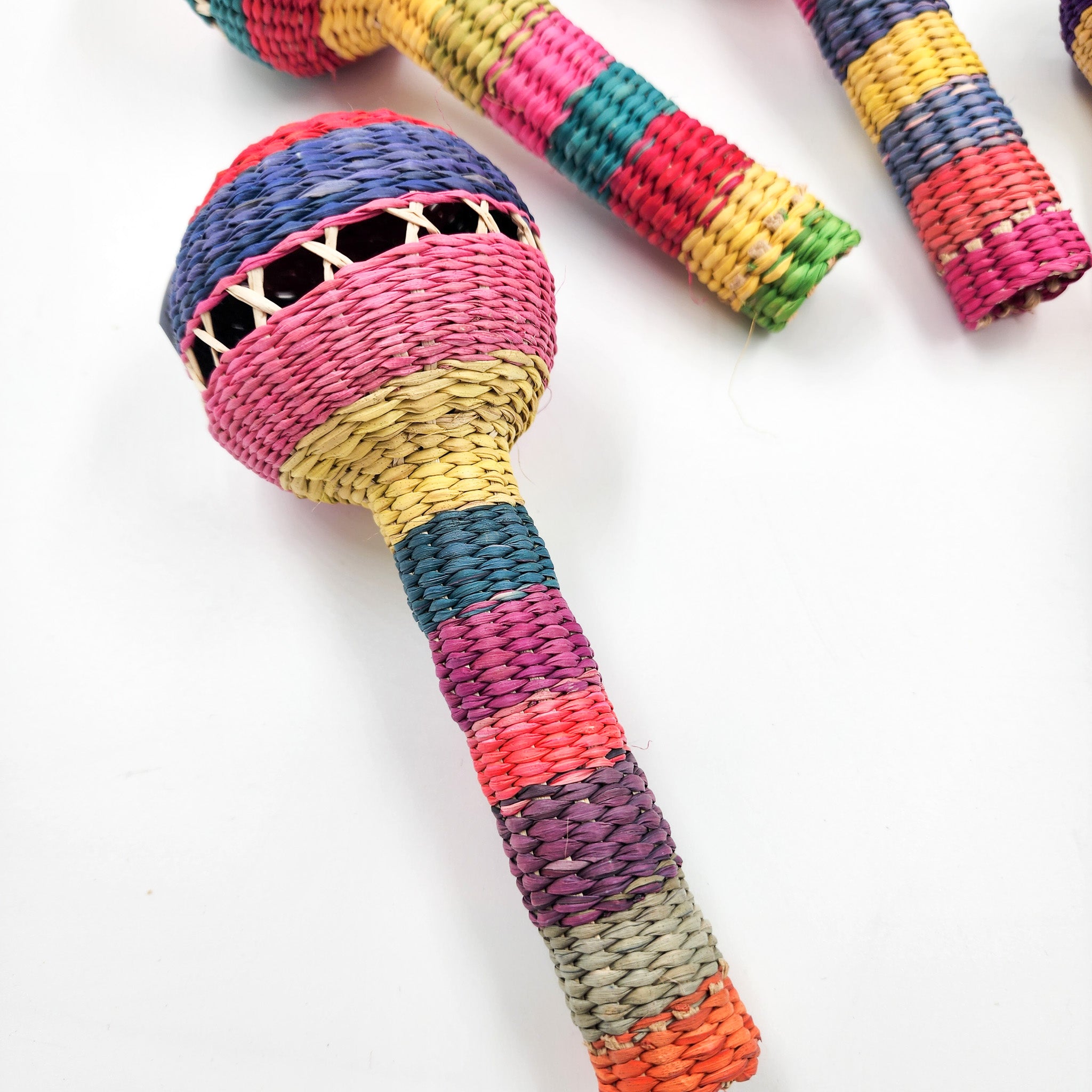 Sonaja artesanal de jipijapa de colores