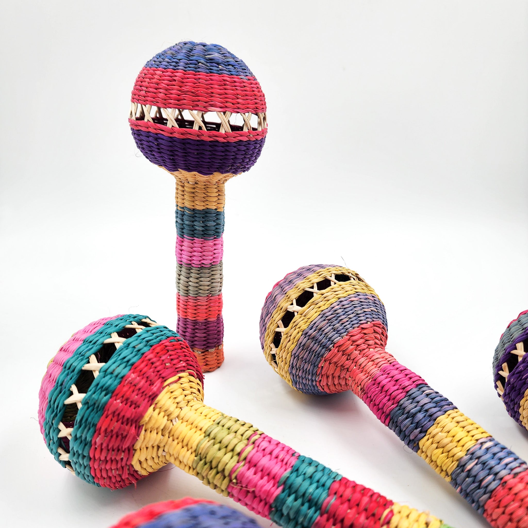 Sonaja artesanal de jipijapa de colores