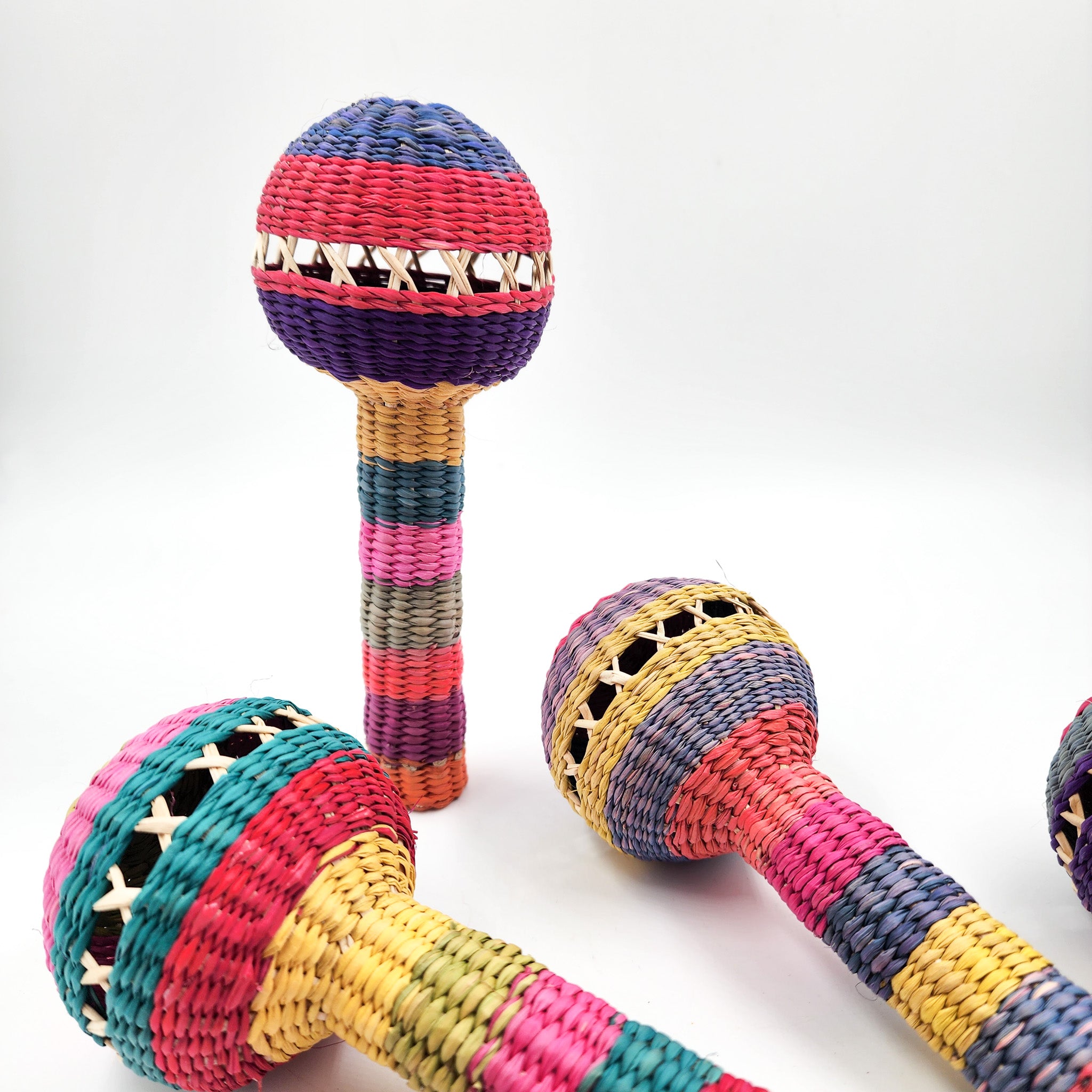 Sonaja artesanal de jipijapa de colores