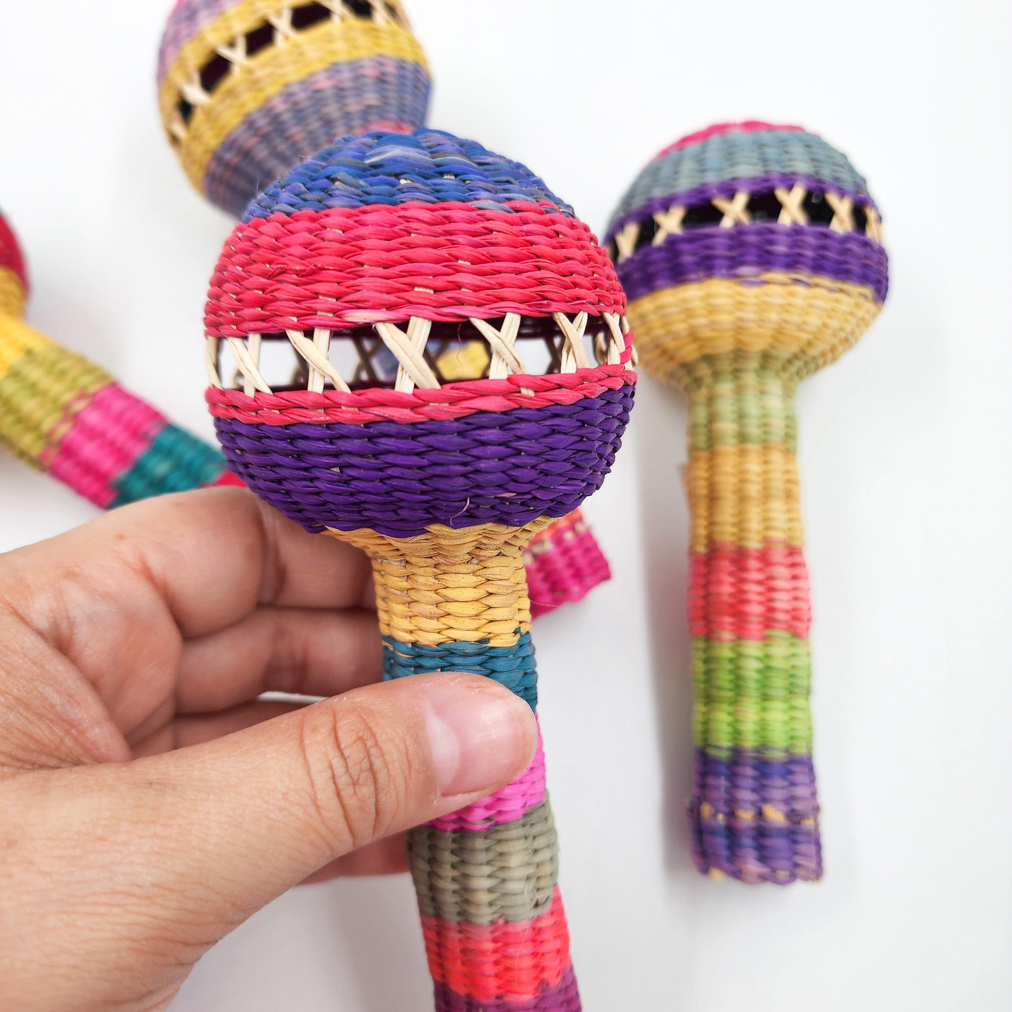 Sonaja artesanal de jipijapa de colores