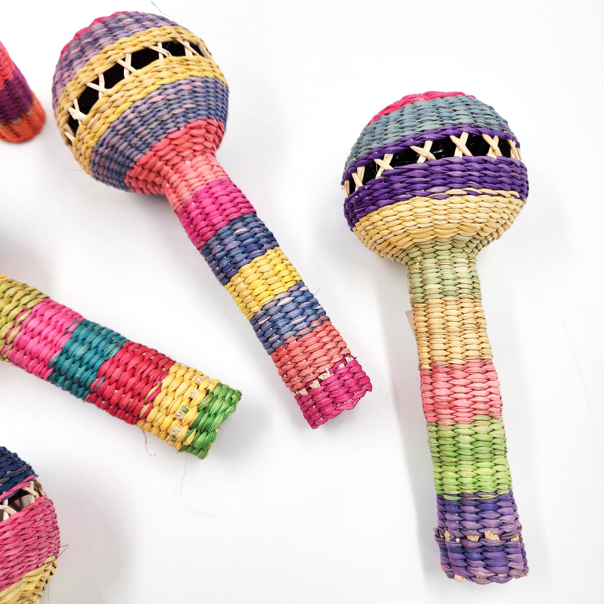 Sonaja artesanal de jipijapa de colores