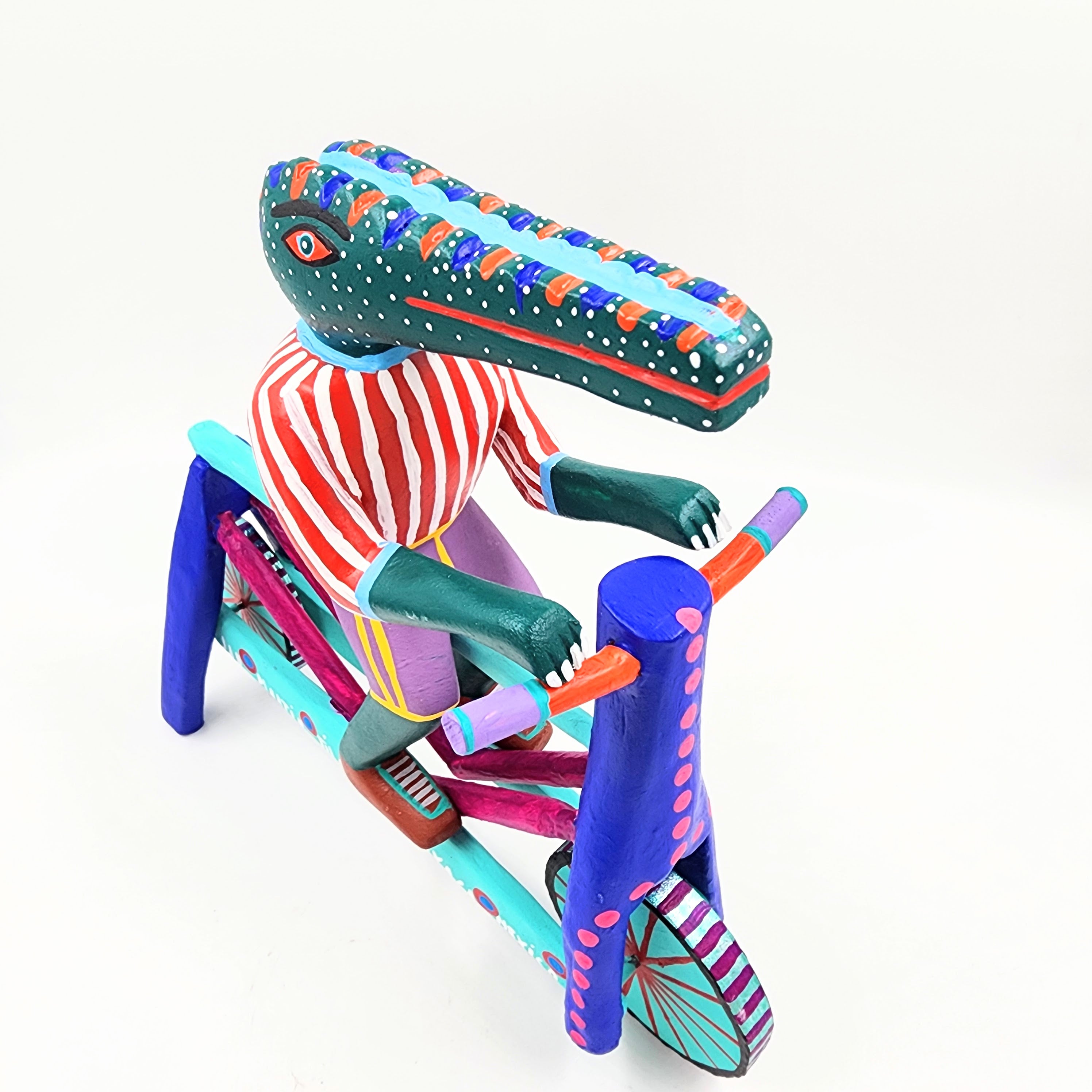Cocodrilo en bicicleta — Talla de madera alebrije
